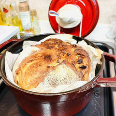 手作りパン/焼きたて/胡桃カンパーニュ/ストウブ鍋で焼く/おニュー/ストウブ鍋 おニューのストウブ鍋レッド😆❤️で

焼…(4枚目)