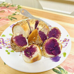 紫芋餡/ベーグル/自家製天然酵母パン/手作りパン ベーグル🥯に紫芋餡を塗って😆✌🏻💕

白…(4枚目)