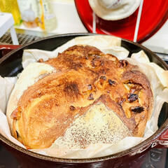 手作りパン/焼きたて/胡桃カンパーニュ/ストウブ鍋で焼く/おニュー/ストウブ鍋 おニューのストウブ鍋レッド😆❤️で

焼…(1枚目)