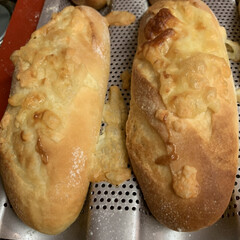 フランスパン/自家製天然酵母パン ミニフランス焼けてます😜✋🏻
プレーン＆…(2枚目)