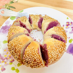 紫芋餡/ベーグル/自家製天然酵母パン/手作りパン ベーグル🥯に紫芋餡を塗って😆✌🏻💕

白…(2枚目)