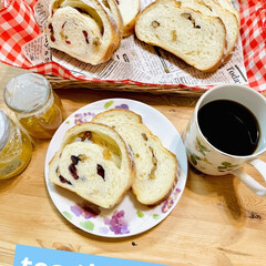 tea time/胡桃とクランベリー/食パン/バヌトン型/手作りパン/自家製天然酵母パン 🥐tea time☕️

カットしました…(1枚目)