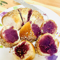 紫芋餡/ベーグル/自家製天然酵母パン/手作りパン ベーグル🥯に紫芋餡を塗って😆✌🏻💕

白…(1枚目)