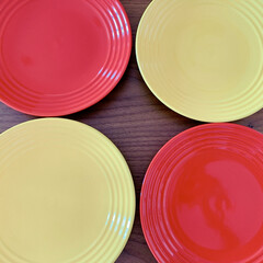 お皿/Seria/新生活/セリア/100均/キッチン/... seriaで見つけた可愛いお皿✨
赤、黄…(1枚目)
