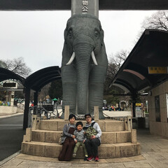 動物園/おでかけワンショット 多摩動物公園の大きなゾウさん像と家族写真…(1枚目)