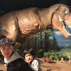 恐竜/おでかけワンショット 大きな恐竜!!ちょっと怖くてパパにおんぶ…(1枚目)
