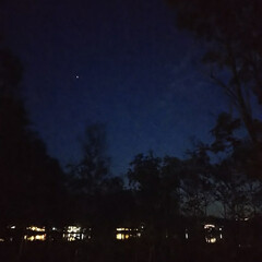 夜景は難しい/湖/星/おでかけ/暮らし/旅行/... 夜の湖畔にて。
お星さまとペンションの灯…(2枚目)