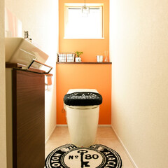 トイレ/インテリア/おしゃれ/かわいい/明るい/綺麗/... アクセントクロスに明るいオレンジ色を持っ…(1枚目)