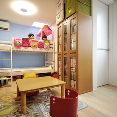 子供部屋/キッズルーム/アクセントウォール/青色の壁/水色の壁/スケルトンインフィル/... 子供部屋は北面をピンク色、その南面を水色…(1枚目)