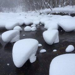 冬 冬の渓流、岩が雪帽子を被っています。(1枚目)