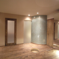 戸建/札幌/リノベーション/モザイクタイル/無垢材 玄関ホールは、ガラスモザイクと無垢材。床…(1枚目)