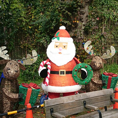 公園に/クリスマス 小さな公園にサンタさんやスノーマンがいま…(2枚目)