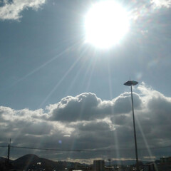 駅で撮りました/太陽/雲/空 きょうの、空🌅、雲☁、太陽。☀
正午過ぎ…(6枚目)