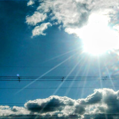 駅で撮りました/太陽/雲/空 きょうの、空🌅、雲☁、太陽。☀
正午過ぎ…(3枚目)