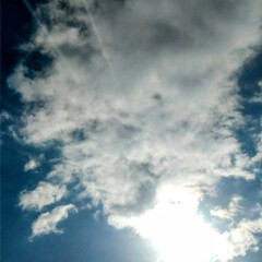 駅で撮りました/太陽/雲/空 きょうの、空🌅、雲☁、太陽。☀
正午過ぎ…(5枚目)