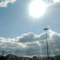 駅で撮りました/太陽/雲/空 きょうの、空🌅、雲☁、太陽。☀
正午過ぎ…(2枚目)