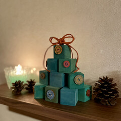 詳しくはブログで/プロフィールにリンクあります/Christmas/積み木風クリスマスツリー/立方体/木製ボタン/... セリアの立方体でクリスマスツリーっぽいモ…(1枚目)