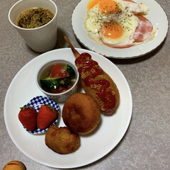 朝ごはん/作り置きレシピ/簡単レシピ/暮らし 朝ご飯です。目玉が潰れちゃいました(^_…(1枚目)