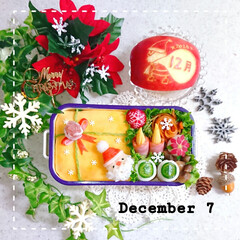 オムライス弁当/オムライス/サンタさん/りんご飾り切り/ランチ/お昼ごはん/... オムライスでクリスマス弁当🎄(1枚目)