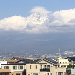 富士山/笠雲/富士山麓/雪化粧/女富士 こんにちは☀️
お昼時の富士山🗻
今…