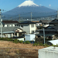 「お昼の富士山🗻
雲☁️一つない空ですが、…」(1枚目)