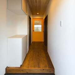 玄関/無垢材/天然/ヴィンテージ/オシャレ/カフェ風/... 玄関を入った廊下の天井にも杉を貼っていま…(1枚目)