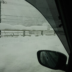 大雪/警報/大雪警報 数年ぶりに、物凄い雪です⛄
義母の車が駐…(2枚目)
