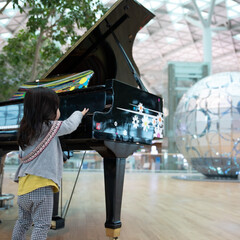 ピアノ/空港/仁川空港/おでかけワンショット 空港でピアノを弾く娘。(1枚目)