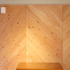 板橋/ナチュラル/無垢材/シンプル/スタイリッシュ/マンション/... ヘリンボーンで組み込んだ木の壁が、木の表…(1枚目)