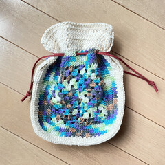 巾着/いろんな色/グラデーション毛糸/かぎ針編み/モチーフ編み/ハンドメイド モチーフ編みで巾着作ってみました。
柄の…(1枚目)