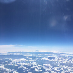 ブルー/旅行/風景 青すぎる空に小さな富士山。
北海道に向か…(1枚目)