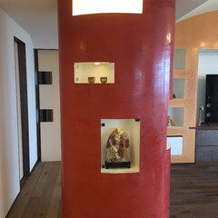 左官/磨き壁/現代大津磨/リノベーション 海を臨む家  赤いRの飾り棚。

左官　…(1枚目)