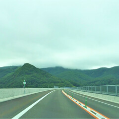 高速道路/独り占め/山/景色/風景/ドライブ 高速道路を独り占め。
山に向かって走って…(1枚目)