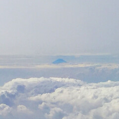 今日の空/富士山/雲/見える景色 今日の空。
遠くに富士山。
雲の中から顔…(1枚目)