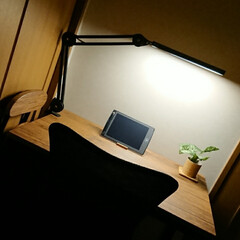 机/洋室/クローゼット/一人暮らし/カフェ風/照明/... 1Fの机を移動させました。デスクライトも…(2枚目)