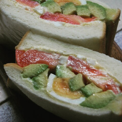 たまご/トマト/アボカド/野菜サンドイッチ/あさごぱん/朝ごはん/... 余り物の野菜でサンドイッチを作りました。…(1枚目)
