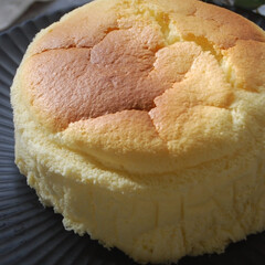 チーズの日/誕生日ケーキ/チーズケーキ/スフレチーズケーキ/お菓子作り/手作りスイーツ/... スフレチーズケーキを作りました。
表面が…(1枚目)