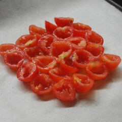 ドライ野菜/オーブン焼き/ドライトマト/プチトマト/おうち時間/一眼レフカメラ プチトマトでドライトマトを作りました。
…(2枚目)
