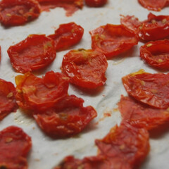 ドライ野菜/オーブン焼き/ドライトマト/プチトマト/おうち時間/一眼レフカメラ プチトマトでドライトマトを作りました。
…(1枚目)