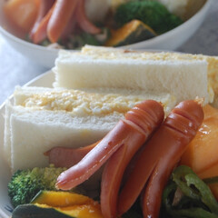 タコさんウインナー/サンドイッチ/朝ごはんプレート/朝ごはん/おうち時間/一眼レフカメラ 食パンを使ってサンドイッチを作りました。…(1枚目)