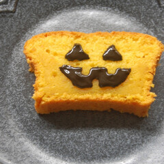ハロウィンスイーツ/チョコペン/パウンドケーキ/かぼちゃスイーツ/かぼちゃパウンドケーキ/お菓子作り/... かぼちゃのパウンドケーキにチョコペンでデ…(1枚目)