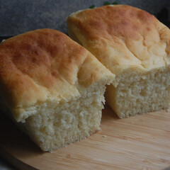 朝ごはん/食パン/ホームベーカリー/パン作り/手作りパン/おうち時間/... 食パンを作りました。
牛乳の分量を間違え…(1枚目)