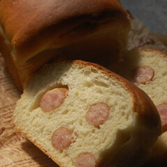 ウインナーパン/あさごぱん/朝ごはん/ホームベーカリー/手作りパン/おうち時間/... ウインナーパンを作りました。
成形するの…(1枚目)