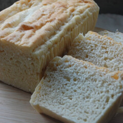 食パン/手作りパン/おうち時間/一眼レフカメラ 生クリーム入り食パンを作りました。
膨ら…(1枚目)
