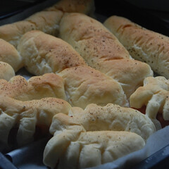 ブラックペッパー/ウインナーパン/あさごぱん/朝ごはん/ホームベーカリー/手作りパン/... ウインナーパンを作りました。
途中で成形…(1枚目)