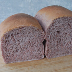 冷凍ラズベリー/ラズベリーの食パン/ホームベーカリー/手作りパン/おうち時間/一眼レフカメラ ラズベリーの食パンを作りました。
冷凍の…(1枚目)