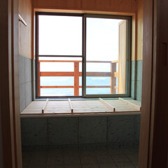 十和田石/槙板/浴室板張り/海の見える浴室 浴室の壁と天井は「槙」の板です。柑橘系の…(1枚目)