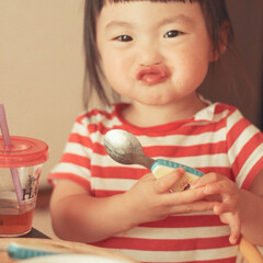 子供/赤ちゃん/女の子/baby/朱色 大好きな納豆ごはんを食べてご満悦(1枚目)