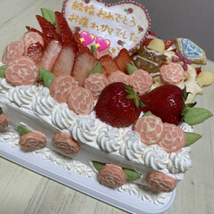 苺/ケーキ/お祝い/手作りケーキ/薔薇/ピンク/... 友達の寿退社のお祝いに作ったケーキです🎂…(1枚目)