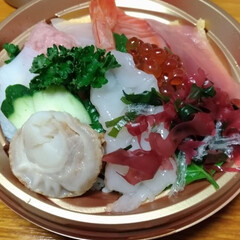 フード 今晩の　ごはんは
また　398円の海鮮丼…(1枚目)